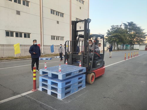 安徽中煙阜陽(yáng)卷煙廠物流分中心舉辦叉抱車技能競(jìng)賽